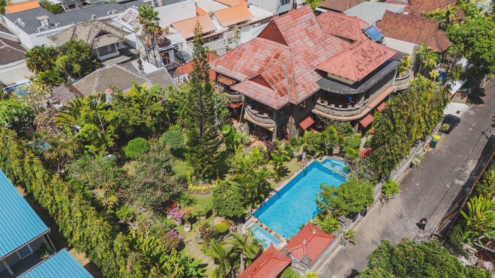 6-bedroom villa in Kerobokan, freehold traditional wooden art villa — photo 1