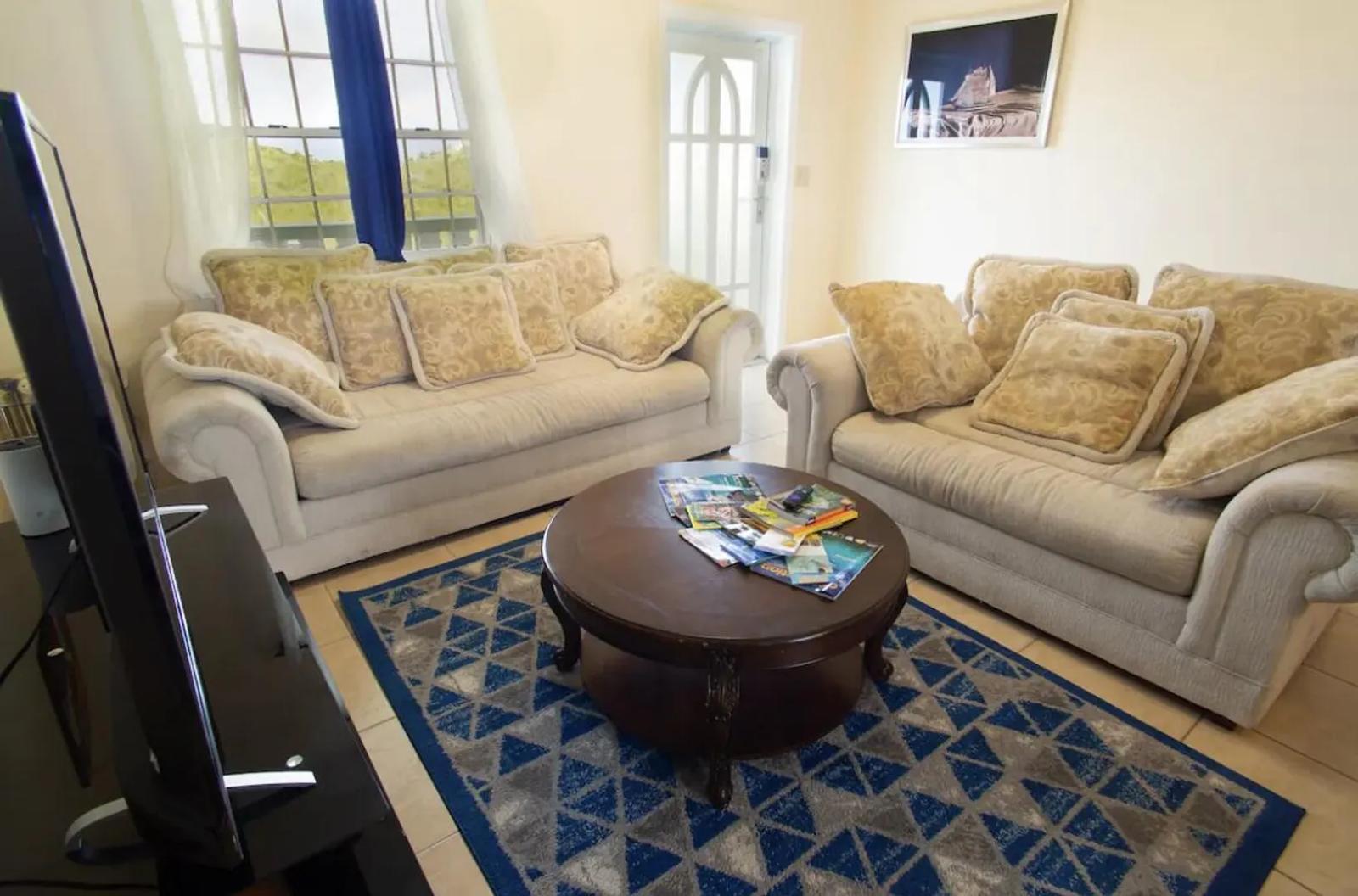 2 Bed, 1 Bath Apartment in St. Thomas — photo 2