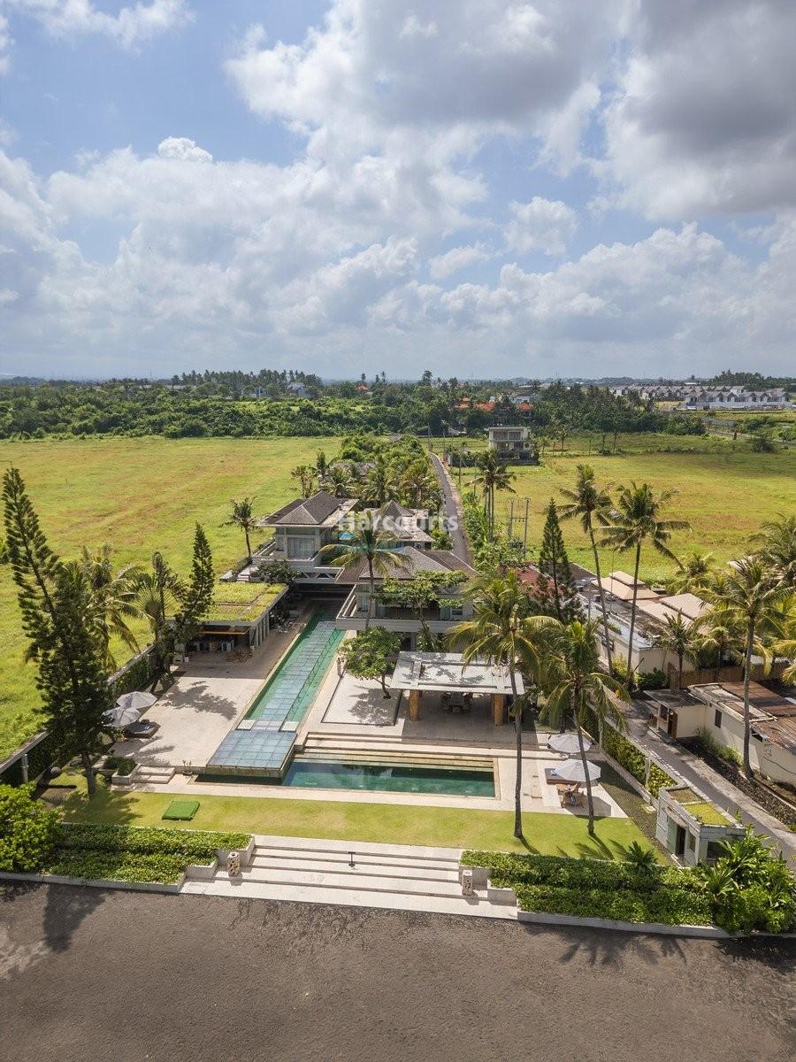 Beachfront Freehold Money Earner Event Villa — photo 1