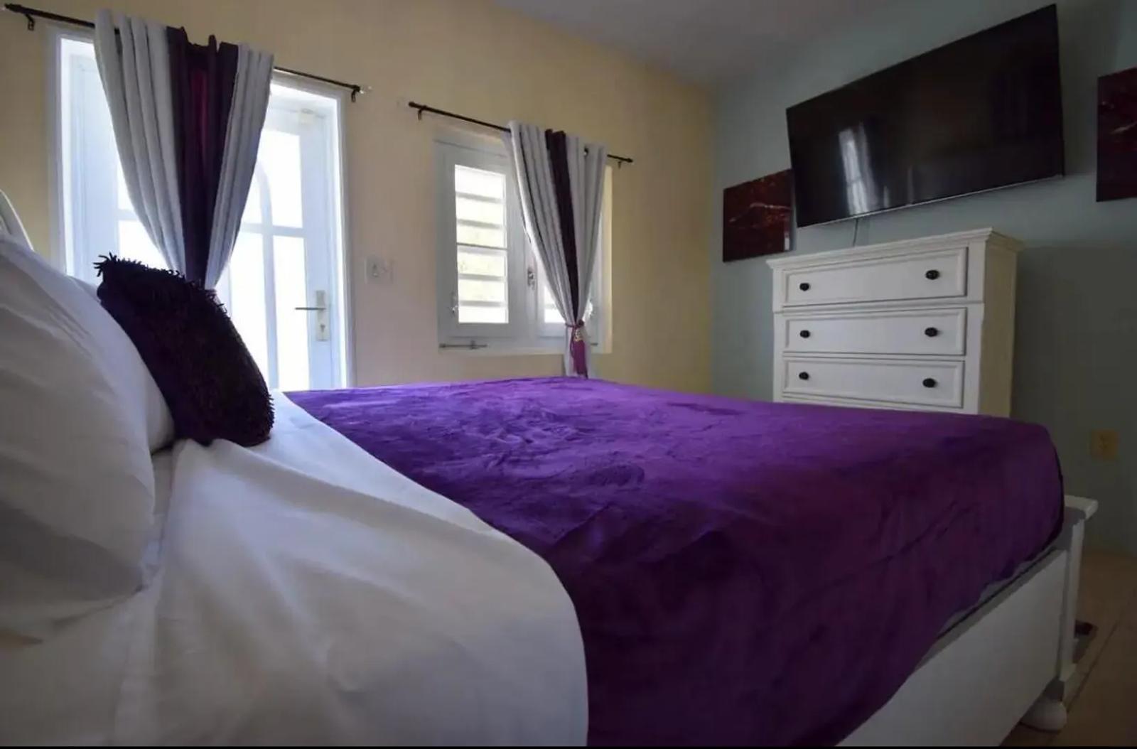 2 Bed, 1 Bath Apartment in St. Thomas — photo 3