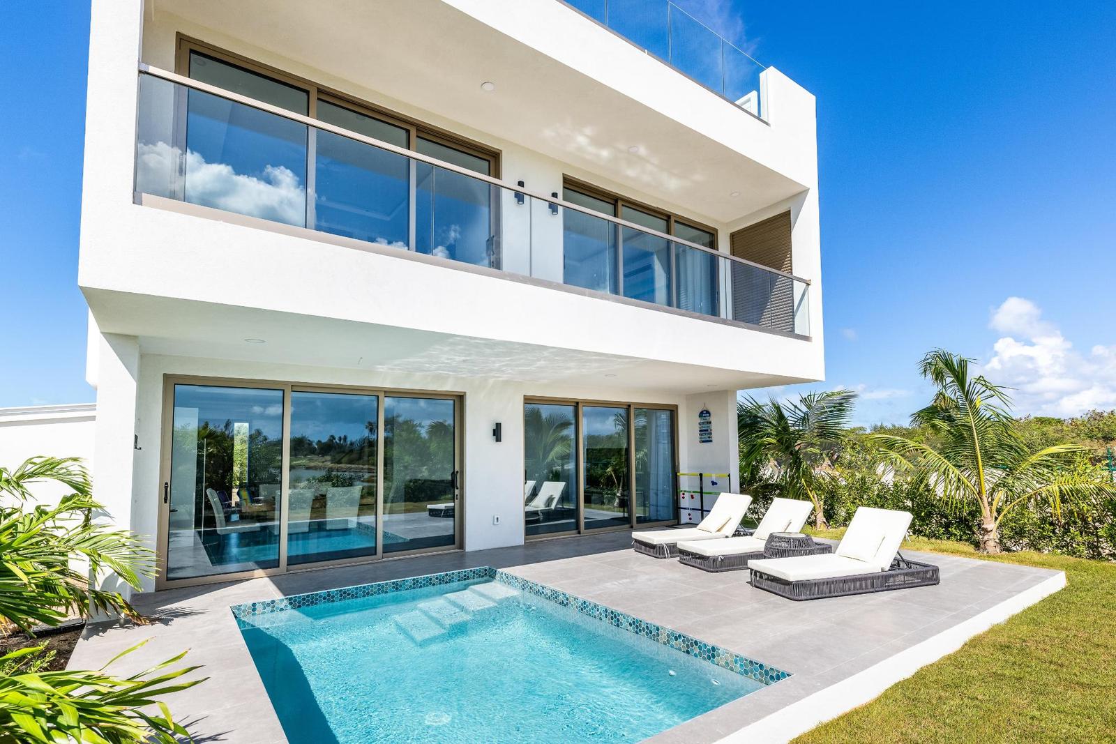 3 Bedroom Villa with 4.5 Bathrooms in The Bight, Providenciales — photo 2